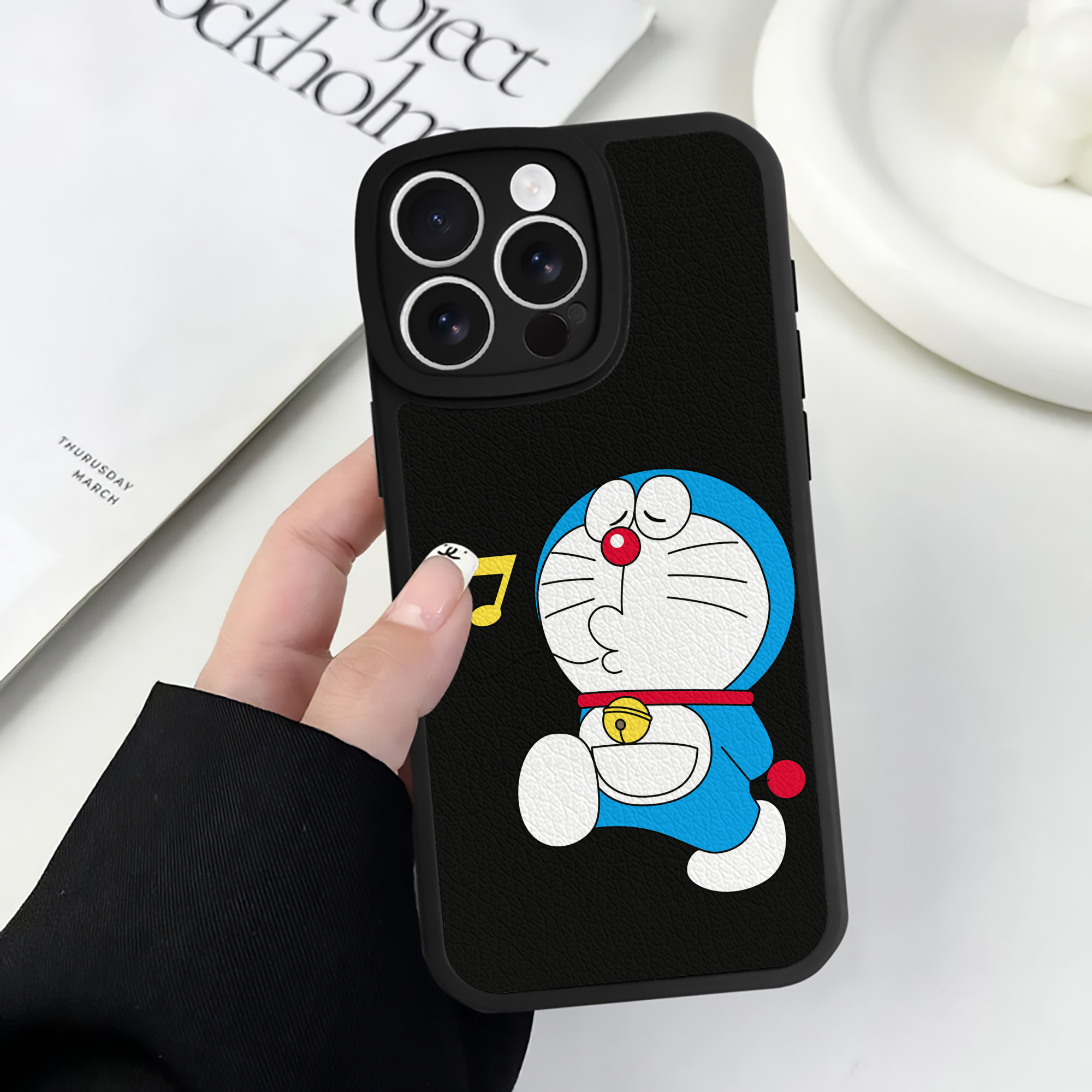 （画像用） ドラえもん Doraemon 【iPhone 16シリーズ対応】シリコンスマホケース（レザー調） 材質：シリコン